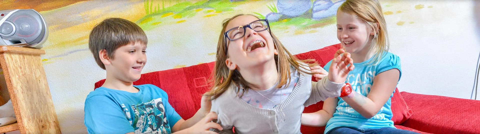 Lachende Kinder in der Kinderbetreuung