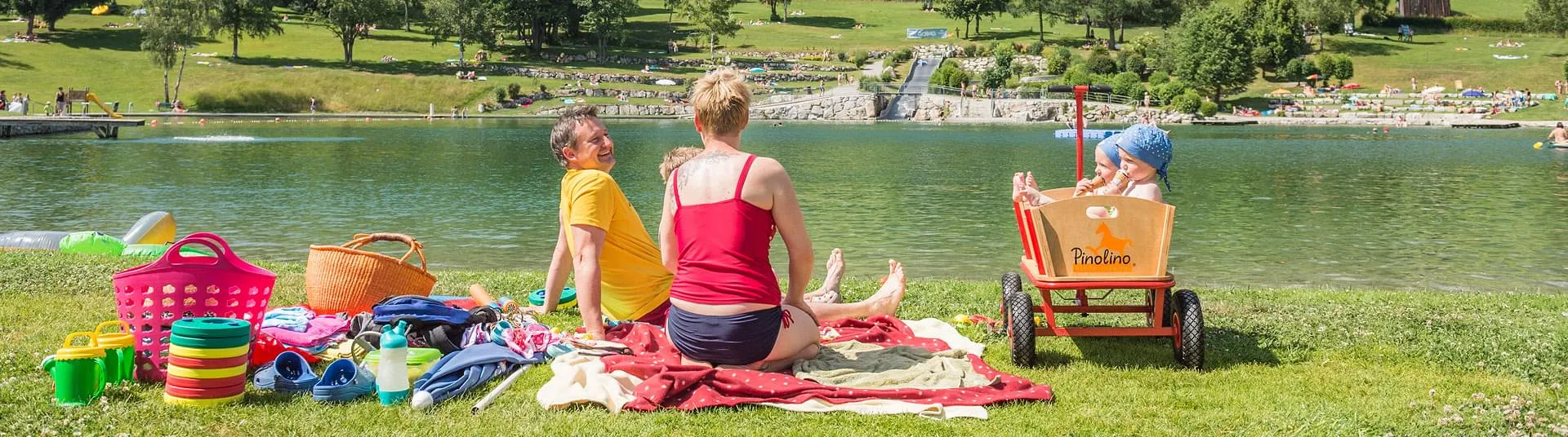 Fr&ouml;hliche Familie beim Badesee in Going