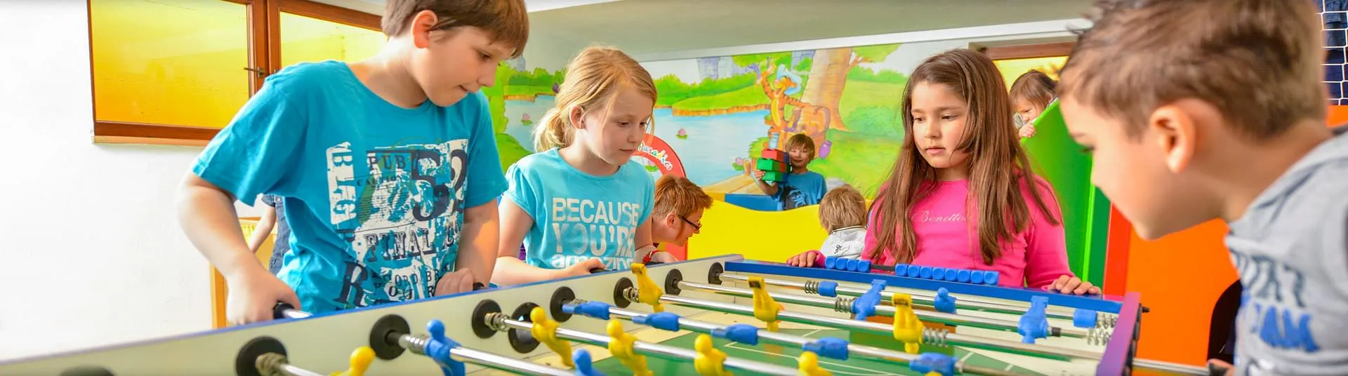 Kickerspielen bei der Kinderbetreuung im Familienhotel