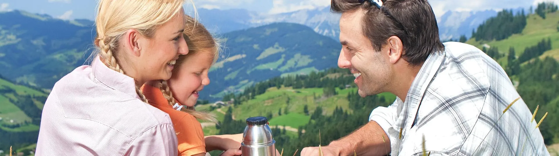 Entspannte Wanderpause auf der Alm