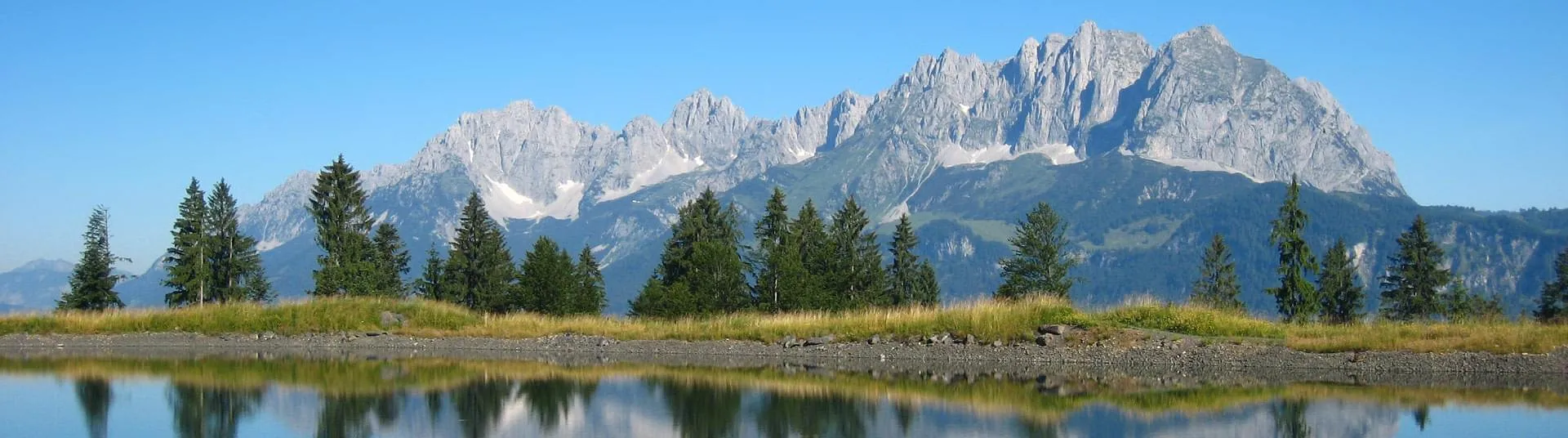 Blick vom Bergsee auf den Wilden Kaiser