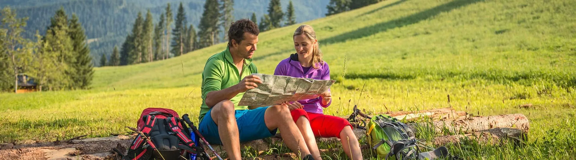 Ein Paar studiert die Wanderkarte und plant die Wanderung.