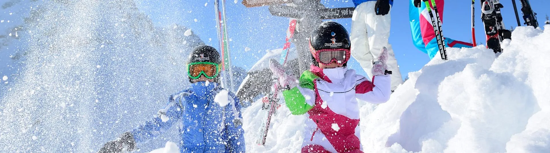 Fröhliche Kinder toben im Schnee