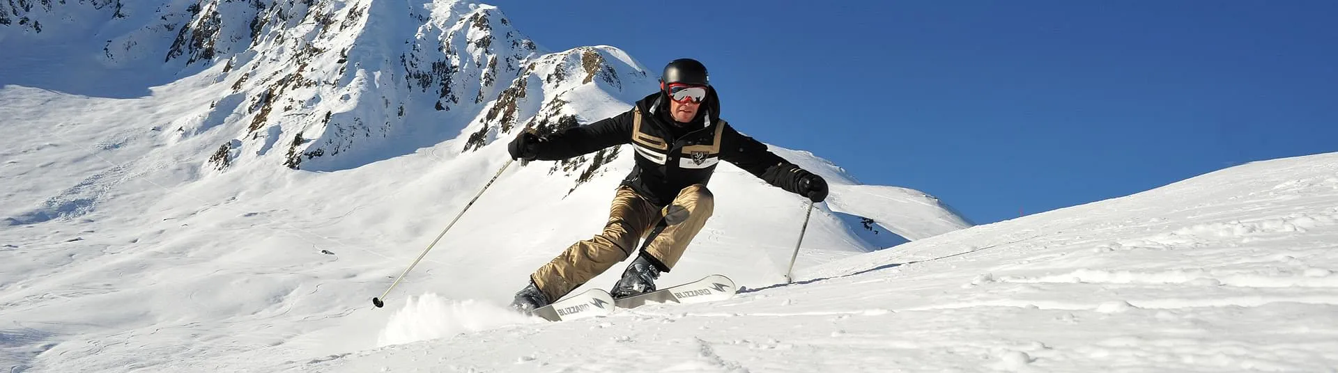 Skifahrer genie&szlig;t die perfekten Bedingungen