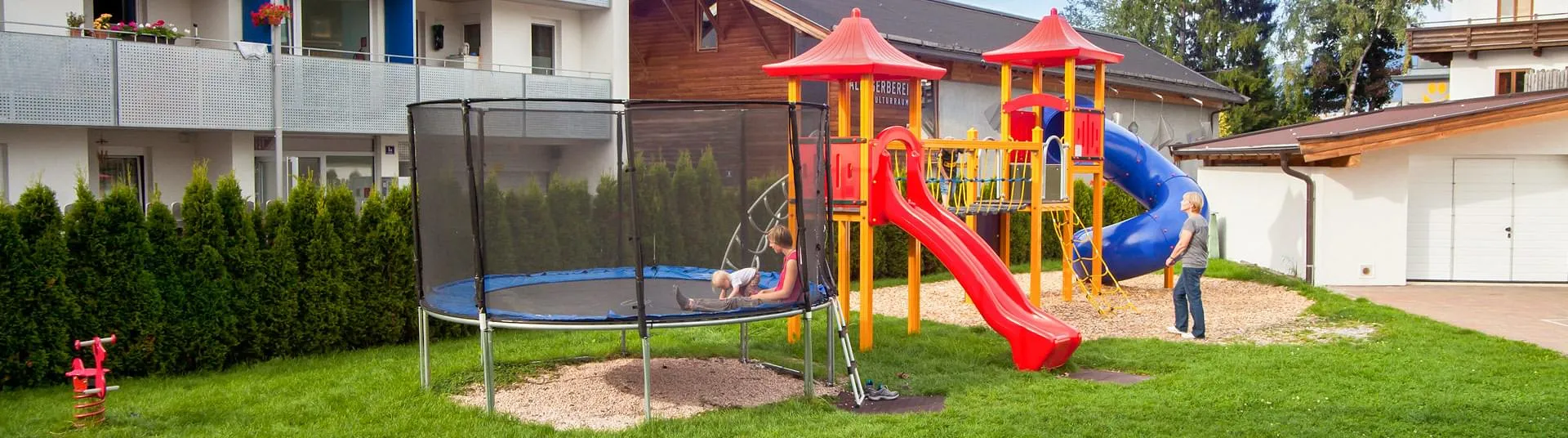 Hoch hinaus gehts im Trampolin im Aussenspielbereich.