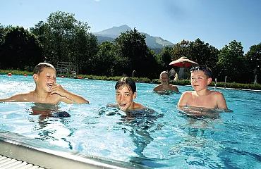 Gut gelaunte Kinder im Freibad