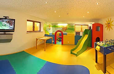 Die Ausstattung vom Kinderspielzimmer lässt keine Wünsche offen.