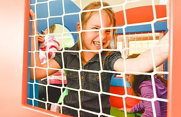 Kinder im Spielhaus