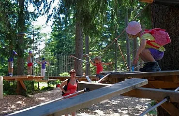  Im Spielbereich mit Niederseilgarten fühlen sich Eure Kinder wohl!