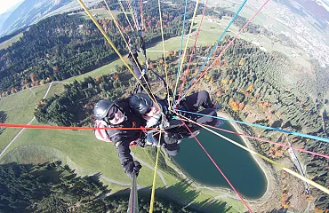 Paragleit Guide schießt ein Foto