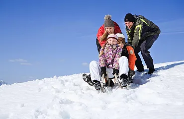 Spass mit der ganzen Familie beim Rodeln in St. Johann