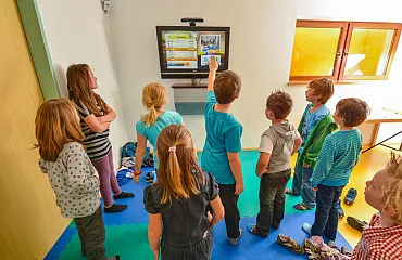 Kinder spielen XBOX Kinect
