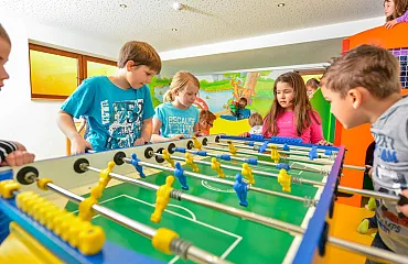 Kinder spielen Tischfußball