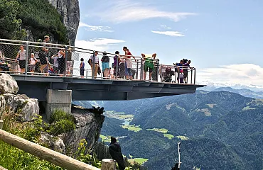 Besucher auf der Aussichtsplatform vom Triassic Park.